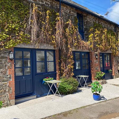 Отель The Ivy Barn Holbeton Экстерьер фото