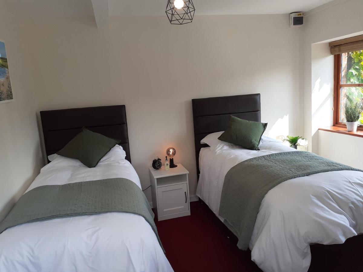 Отель The Ivy Barn Holbeton Экстерьер фото