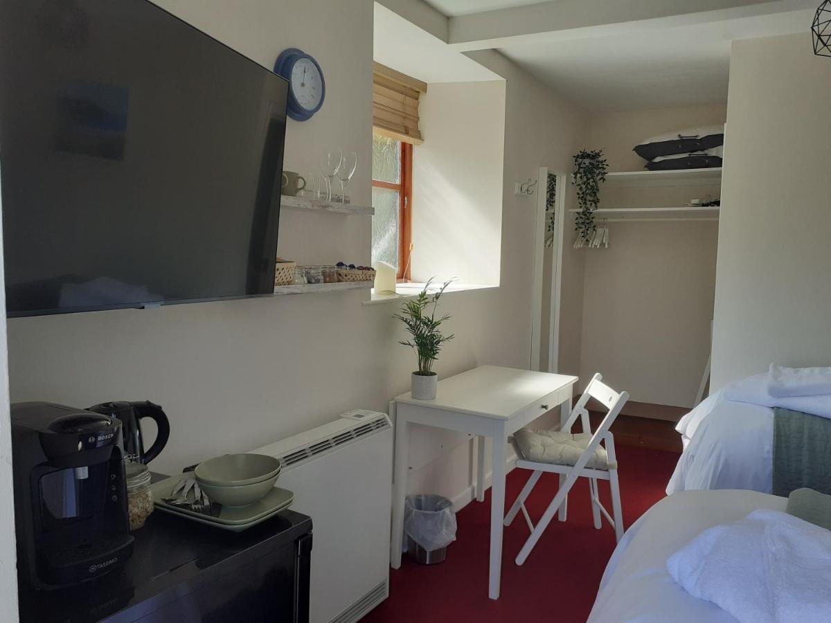 Отель The Ivy Barn Holbeton Экстерьер фото