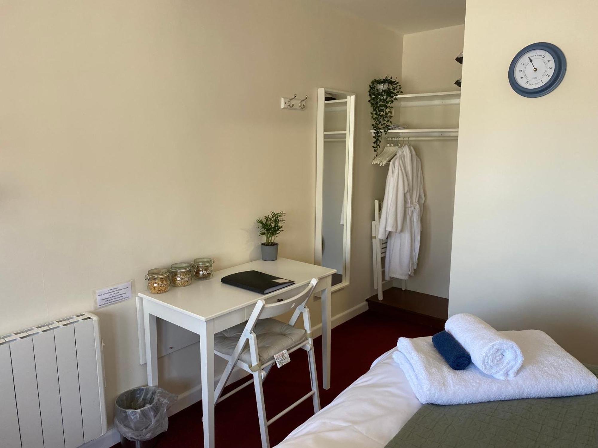Отель The Ivy Barn Holbeton Экстерьер фото