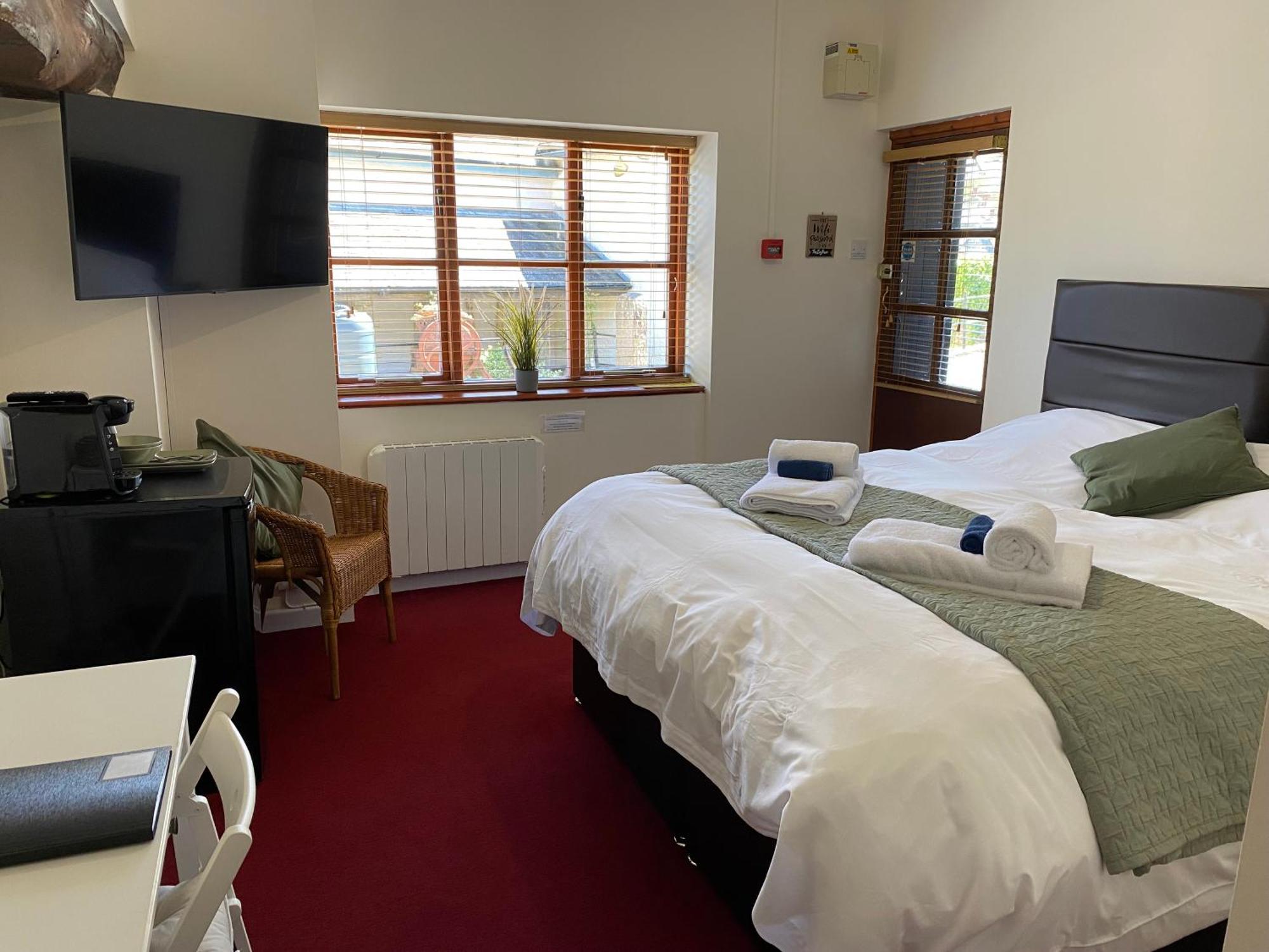 Отель The Ivy Barn Holbeton Экстерьер фото